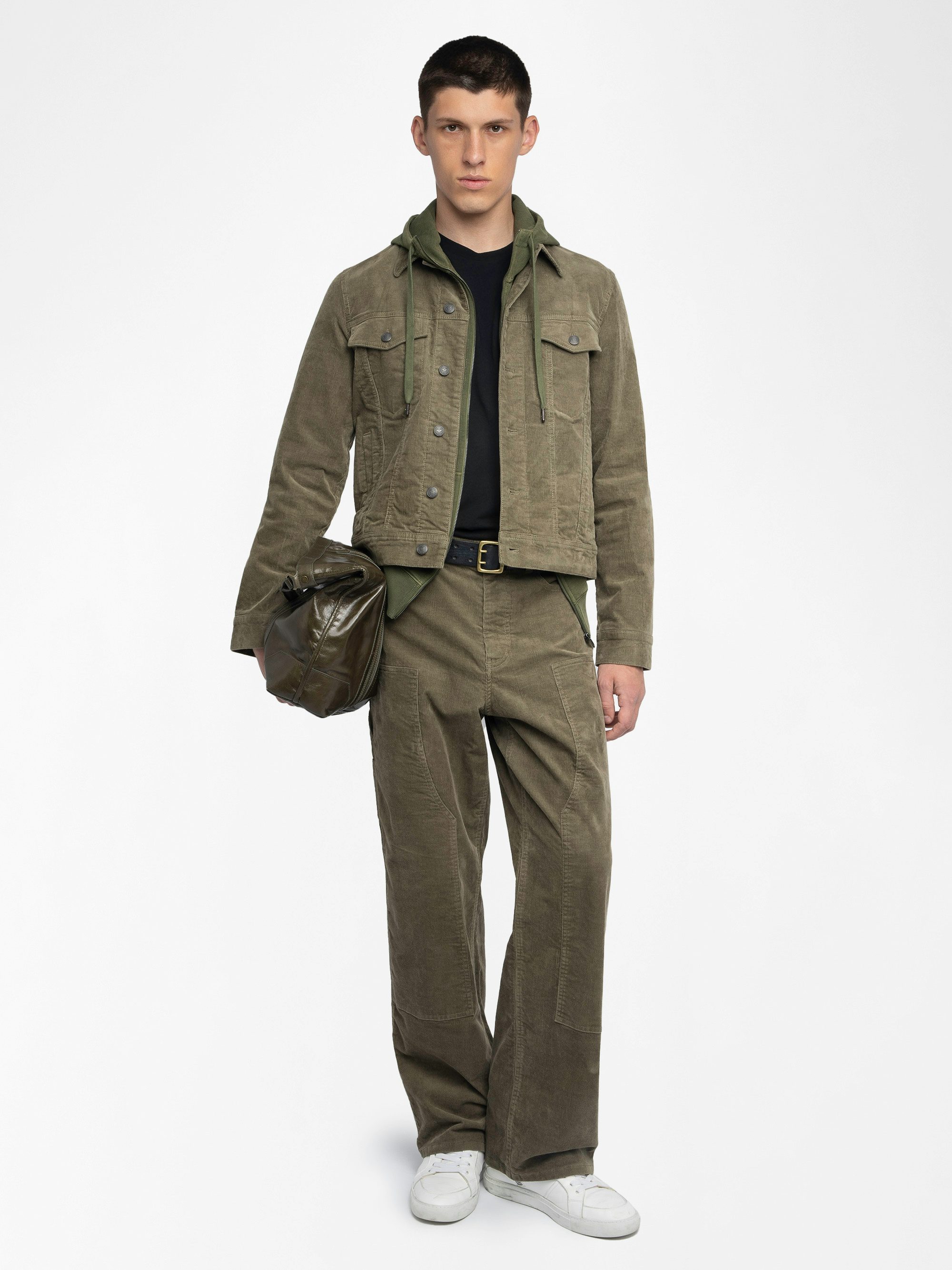 Bases Velvet Jacket - Velvet jacket, long sleeves with button closure and wing embroidery on the back.